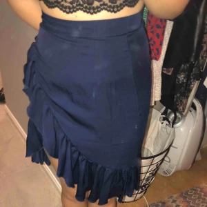  - Kjol från nakd. Fläckarna på bilderna är inte på kjolen utan från spegeln. Möts upp i Gbg eller fraktar mot fraktkostnad. 