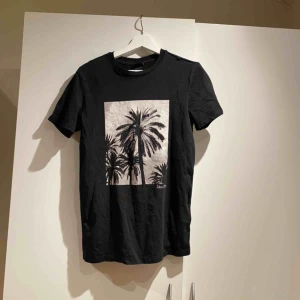  - Asball tröja med reflextryck🧡 köpte precis här på plick men tror tyvärr inte den kommer komma till användning:// är storlek xs men den är mer som en s🥰 möts upp i stockholm eller fraktar