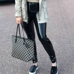  - Lackbyxor från Nelly. Sitter bra och är bekväma på. Med dragkedja framtill. 