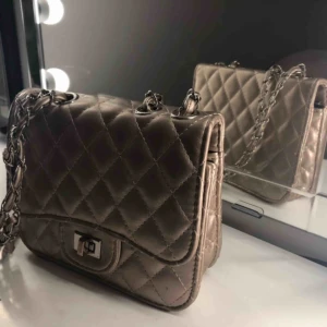  - Väska från ur o Penn säljer pga inte riktigt min stil! Den är lite skrapad på öppningen och dragkedjan gick sönder en gång men har fixat de! Även en liten skada på bandet, hör av om mer detaljer kan sänka pris om det önskas🤩🥰