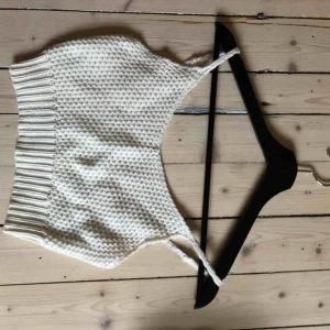  - Stickad top med spets baktill. I jättefint skick. 