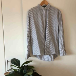  - Randig bomullsskjorta från J.Lindeberg. Använd men i mycket bra skick! 