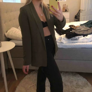  - Jättefin militärgrön kavaj från H&M, finns inte kvar i sortiment. Använd endast en gång därför helt i nyskick. Köptes för 399. 