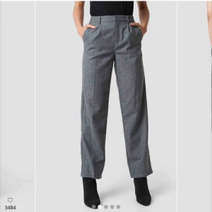  - Gråa vida byxor från nakd. Aldrig använda, prislapp kvar! Knappen på byxorna ramlade av så jag sydde på den igen. Men jag har aldrig använt dom så prislapp är kvar. 