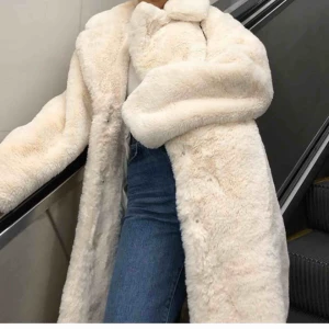  - Helt oanvänd jacka från ginatrickot med lappen kvar. Finns inte i butik längre i denna färg. Nypris 1200.  Mitt pris 1000eller högsta bud. Möta upp i Stockholm 