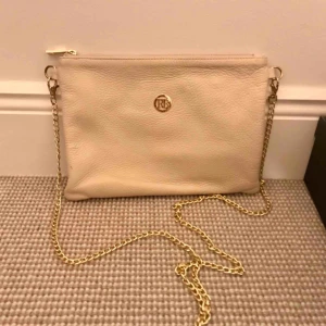  - Cremefärgad axelremsväska i skinn  mått 27x20cm