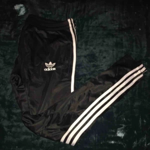  - Storlek Xl men små i storleken, passar M bättre. Öppna fickor.  Frakt tillkommer om dom ska skickas.