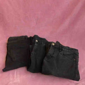 Svarta jeans - Olika basic tighta jeans!  Svarta/urtvättat svarta.  Normal/lite hög midja och stretchiga.  Ett par har slits vid knäna.  (Dr denim jeansen har ett litet hål på vaden men går lätt att sy) Skriv pm om du har frågor 🥰