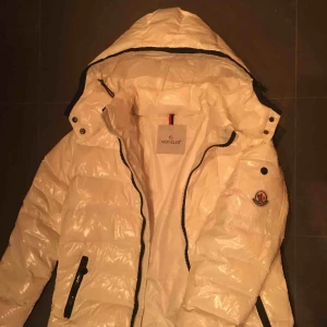  - Säljer min vita moncler jacka. Kan eventuellt byta mot annan modell. Ganska väl använd å rätt gammal men syns inte. Den är väldigt varm och vindtät. Den sitter som en XS. Priset kan diskuteras