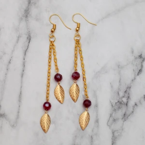  - Fina örhängen med glaspärlor och löv. Nickelfria. Obs! De är inte orangea som på bilden, Photoshop ändrar färgerna för mig 🙃 Fri frakt vid köp över 100:-.