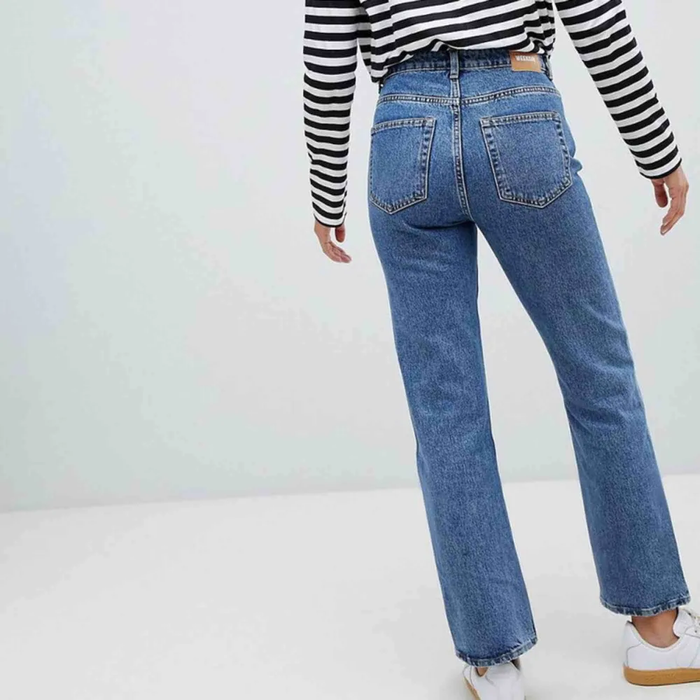 Snyggaste jeansen från Weekday i modellen Voyage! Hög midja och raka ben. W25/L26 Frakt tillkommer. Jeans & Byxor.