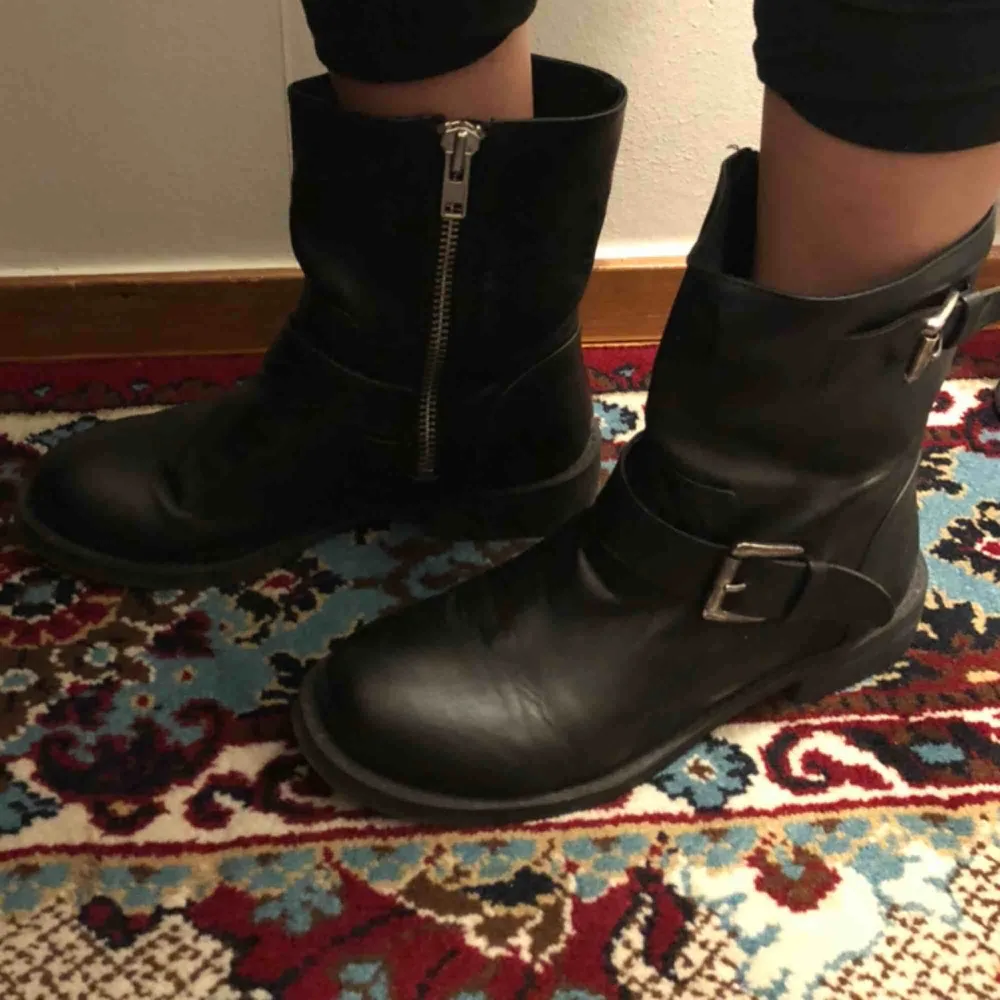 Svarta boots från H&M med silverdetaljer i storlek 38. Nästan oanvända, mycket gott skick. Möts upp i Stockholm och Uppsala, annars tillkommer frakt.. Skor.