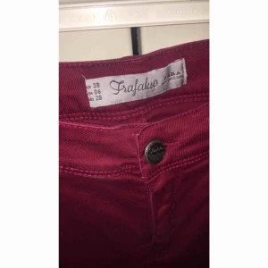  - Röda jeans från Zara i fint material, knappt använda. Köparen står för frakten ❤️