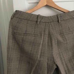  - Jättecoola rutiga kostymbyxor hittade på second-hand men i väldigt bra skick. Säljs för att de är lite för stora på mig som brukar ha 34/36, tror de kan vara 38or men finns ingen lapp i de så de är lite oklart!