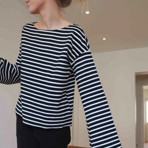  - Oanvänd tröja från NA-KD spårbar frakt tillkommer 63kr