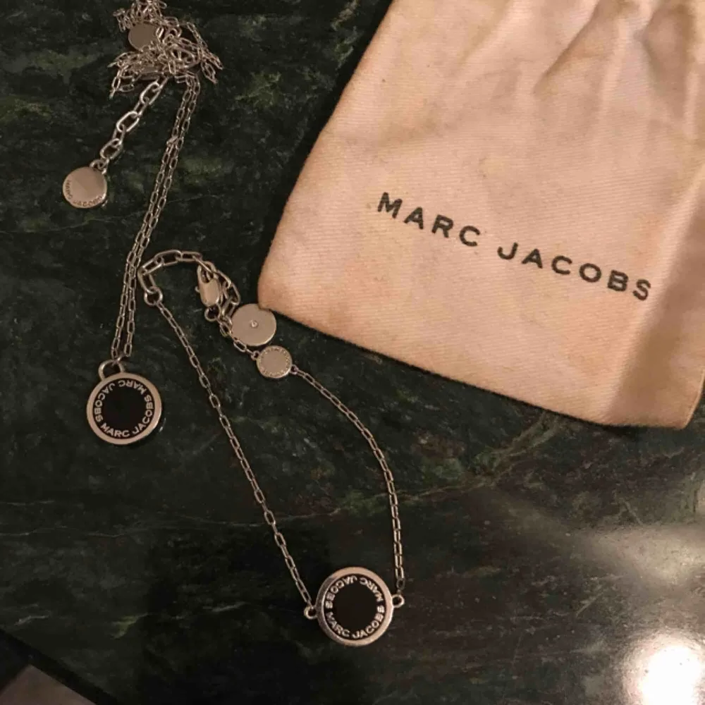 Sjuuukt fina smycken från Marc By Marc Jacobs! Trendigt, stilrent och snyggt. Halsbandet ät köpt för 899:- och halsbandet SÅLT! båda på NK i Göteborg. Används aldrig och kan inte hitta en enda repa på dem! 🥰 buda, kan gå ner i pris vid snabb affär!. Accessoarer.