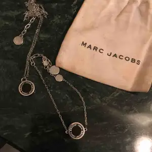 Sjuuukt fina smycken från Marc By Marc Jacobs! Trendigt, stilrent och snyggt. Halsbandet ät köpt för 899:- och halsbandet SÅLT! båda på NK i Göteborg. Används aldrig och kan inte hitta en enda repa på dem! 🥰 buda, kan gå ner i pris vid snabb affär!
