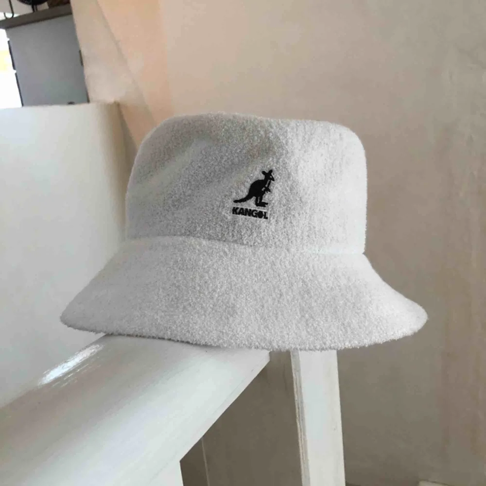 Säljer denna Kangol Bermuda bucket hat.  Hatten är i nyskick, använd kanske 2 gånger. Kan mötas upp i sthlm, alternativt skicka varan (60kr). Kommer inte att sälja under 300kr då den är i nyskick:). Accessoarer.