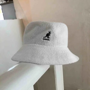  - Säljer denna Kangol Bermuda bucket hat.  Hatten är i nyskick, använd kanske 2 gånger. Kan mötas upp i sthlm, alternativt skicka varan (60kr). Kommer inte att sälja under 300kr då den är i nyskick:)