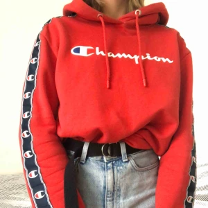  - Funderar på att sälja min Champions hoddie då den inte kommer till användning! Den är i jätte fint skick använd två gånger och tvättad en gång. Insidan är precis som när den var köpt! Varm och mysig tröja! 😋 (frakt inräknad)