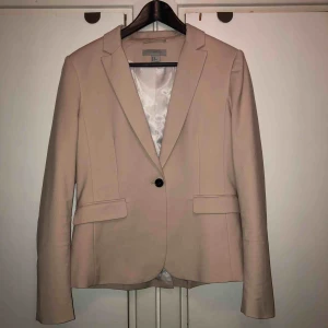  - Beige figursydd kavaj, elegant, använd en gång