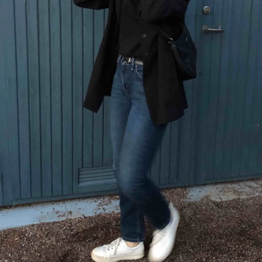 Assnygga Levi’s jeans i modellen 511. Liten i storleken så skulle säga W 28. En klassiker som alltid funkar. Modellen är 173 cm lång.. Jeans & Byxor.