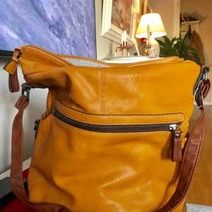  - En äkta twinbag med 10 olika fack! Äkta läder!  Supersnygg! 