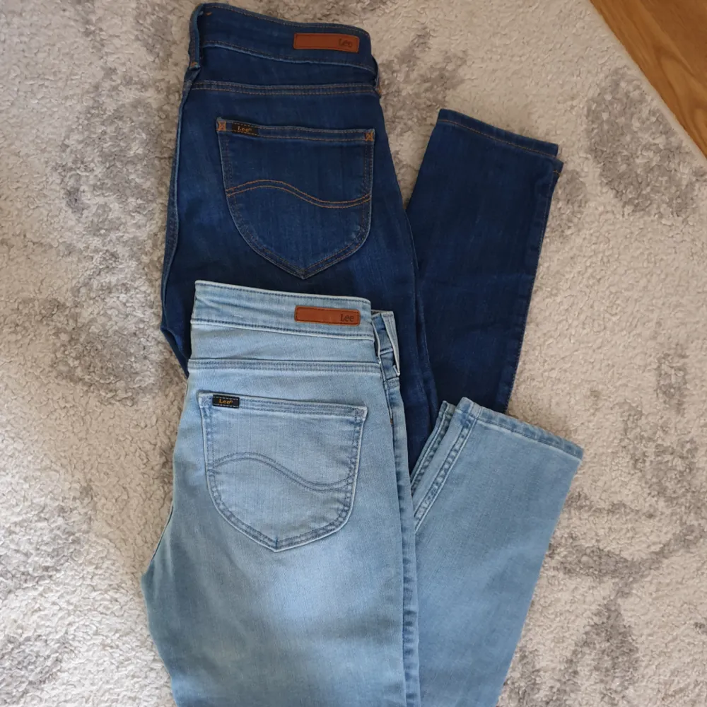 Nya oanvända Lee jeans i modell scarlett. Köptes under tiden jag var gravid men kommer ej kunna använda dessa då dem är för små. Lapparna drog jag tyvärr bort men i som sagt oanvänt skick.  Passa verkligen på att fynda nypris för båda var 2000. Skickar med spårbar frakt vid köp, som även köpare står för!. Jeans & Byxor.