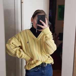  - Burberry tröja i storlek M, köpt på myrorna, i väldigt bra skick och ser sjukt cool ut när man bär den över ett plagg. Tröjan har en fläck vilket syns på bild 2, vet ej om den går att få bort då jag inte prövat (Har ingen aning om den är äkta eller ej) Frakten ligger på 63kr