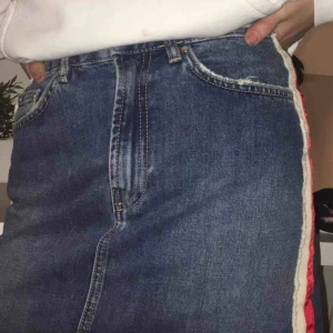  - Skit snygg jeans kjol från zara med vita o röda revärer på sidan