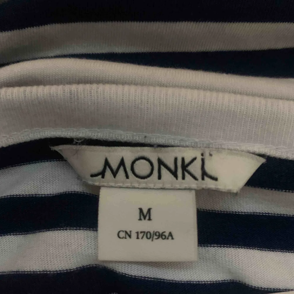 Fin randig tröja ifrån Monki i storlek M. Knappt använd då jag tycker den sitter lite för pösigt på mig. Tröjor & Koftor.
