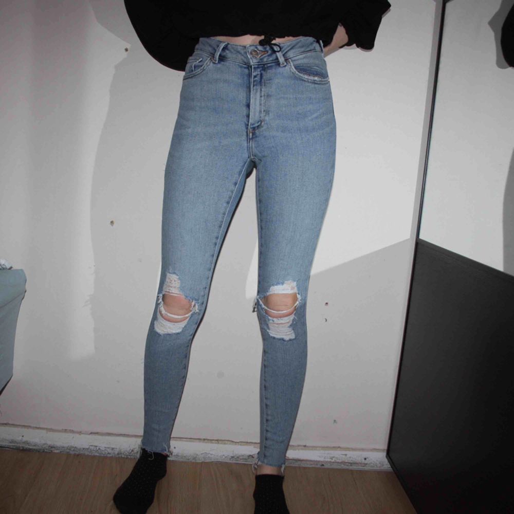 Higher ankle ”Vacay” jeans från BIKBOK. Storlek XS. Endast använd några få gånger.   Frakt kostar 79kr, postnords blåa kuvert.. Jeans & Byxor.
