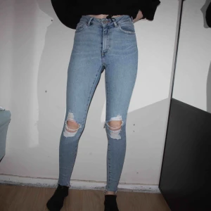  - Higher ankle ”Vacay” jeans från BIKBOK. Storlek XS. Endast använd några få gånger.   Frakt kostar 79kr, postnords blåa kuvert.