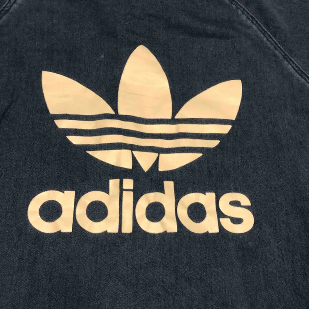 Adidas crew neck - Hämtas i Uppsala eller skickas mot fraktkostnad . Hoodies.