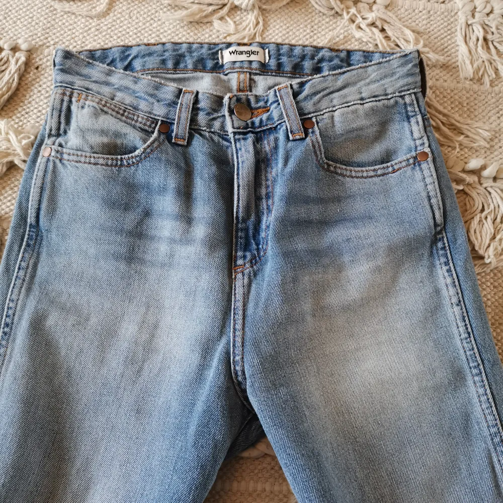 Märke: Wrangler Typ: Jeans Storlek: 25/32 Modell: Retro Crop Flare Färg: Blå Material: Bomull Innerbenslängd (cm): 67 Midjemått (cm): 72, high waist.  Köparen betalar frakten 🌻. Jeans & Byxor.