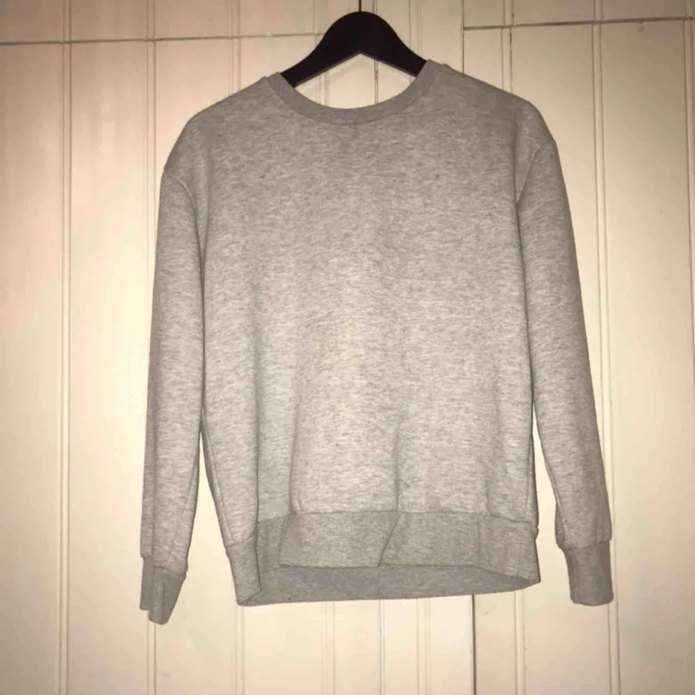 Mysig grå sweatshirt som inte kommer så mycket till användning längre. Inga slitningar. Köpare står för frakt :). Tröjor & Koftor.