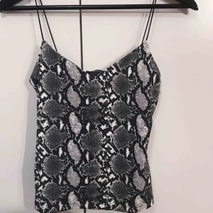  - Snake-print-linne från Bershka. Storlek S men passar även XS. Aldrig använd. Frakt 22 kr :)