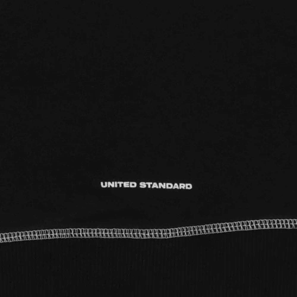 United Standard svart crewneck med vita kontrastsömmar. Oversize modell, mycket mysig och snygg. Fri frakt.. Hoodies.