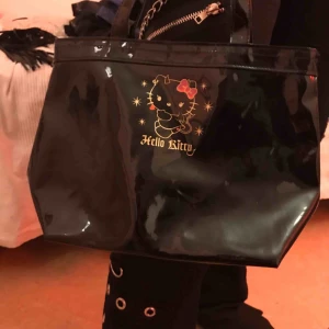  - Snygg väska med hello Kitty devil edition tryck på i vinyl/ lack 💕 150kr inkl frakt 🥳