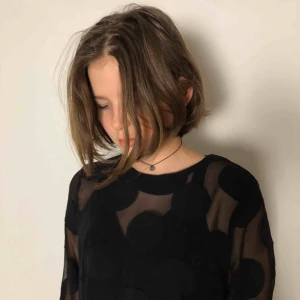  - Prickig genomskinlig svart blus  