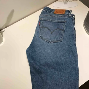  - Säljer dessa Levi’s Jeans då dom är för små för mig. Modellen är 711 Skinny. Kan mötas upp i Norrtälje. Frakt tillkommer💖