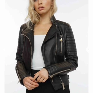  - Skitsnygg skinnjacka från chiquelle. I storlek 38, men sitter sitter bra på mig som vanligtvis har XS/S. Blivit hål inuti i den, men det är inget som syns när man har på sig den. Nypris: 700kr. Köparen står för frakten 📦🥰