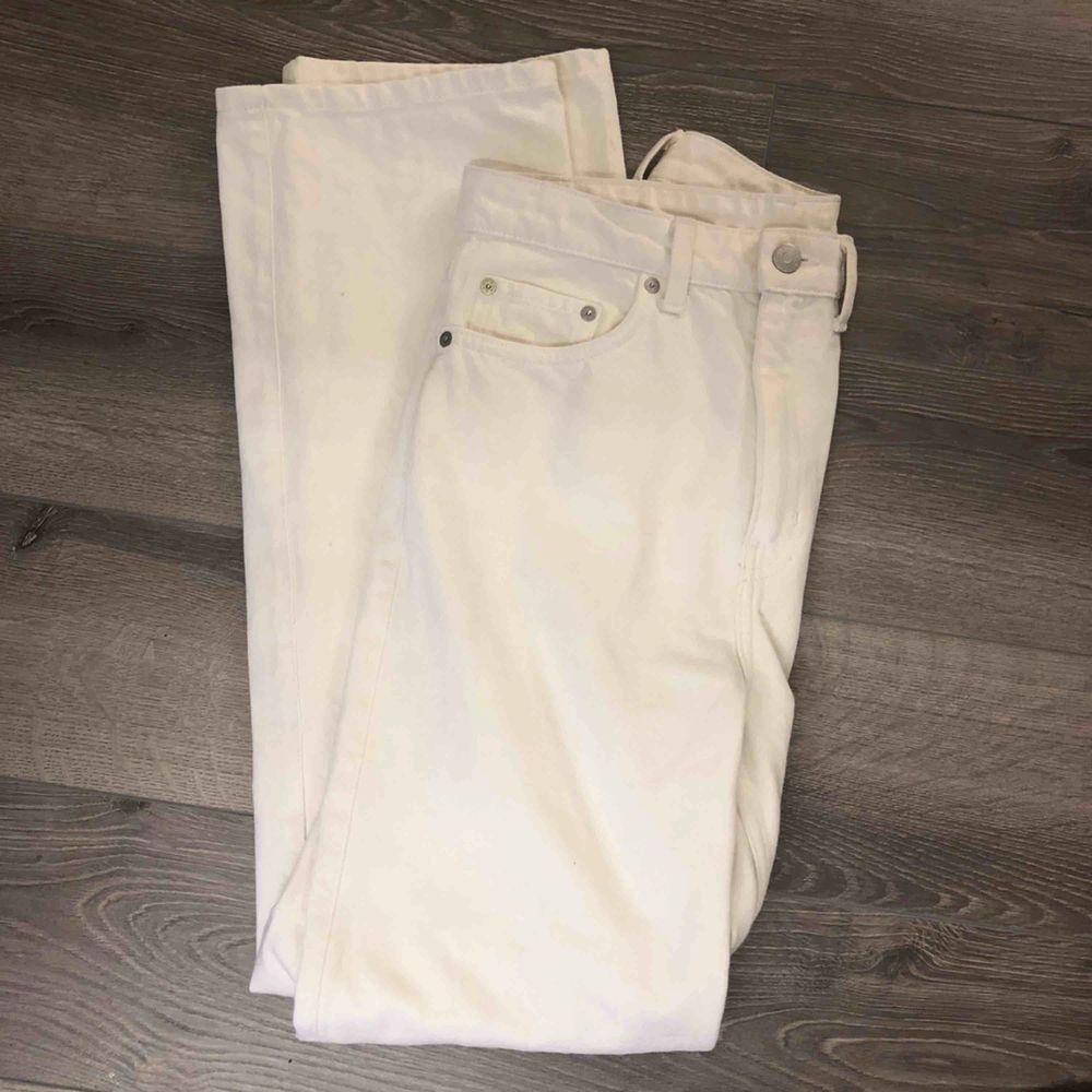 Säljer dessa vita jeans från Weekday i modellen Row!🎸💥 knappt använda pga fel storlek, därför priset😊 Storlek 28/32, frakt tillkommer . Jeans & Byxor.