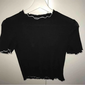  - Säljer pga att den aldrig kommer till användning längre. Älskar dock denna tröja, så söt med sina små volang detaljer runt nacke och ärmarna 