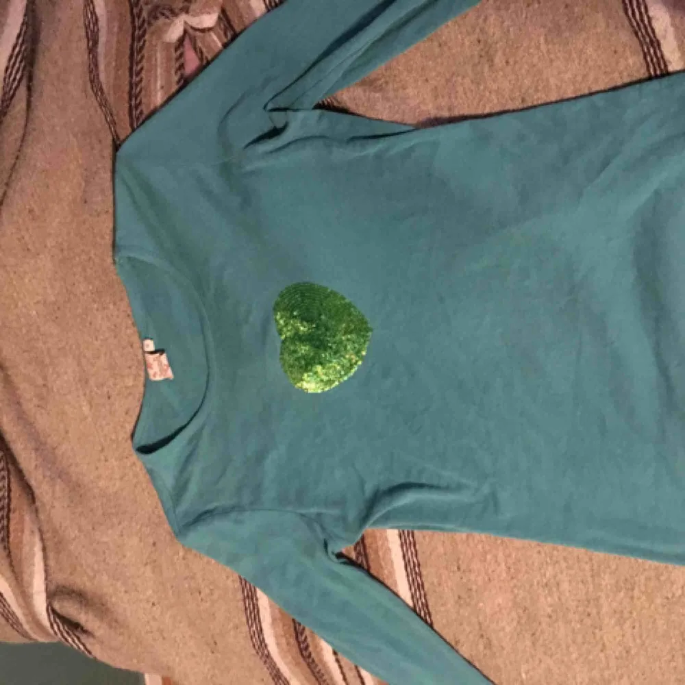 Söt långärmad tröja! Turkos med ett grönt hjärta i paljetter Möts upp i Sthlm eller fraktar!🤝. T-shirts.