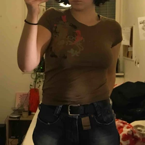  - Brun t-shirt med tryck. Köpt second hand.