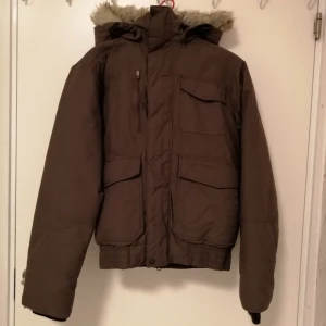  - Brun Everest vinterjacka, väldigt fint skick! Storleken är XXS men är större och sitter som en S. 