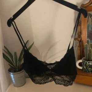  - Spetsbralett från zara. Välanvänd men för liten för mig nu. Lite noppig på vissa ställen. Köparen står för frakt:)