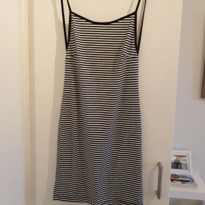  - Klänning med öppen rygg från DM. Använd en gång. Frakt tillkommer! 