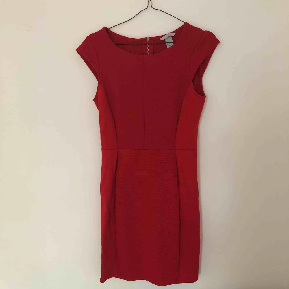 Snygg, röd fodralklänning med dragkedja bak från H&M. Perfekt till julens alla festligheter! Betalning via Swish, frakt på 45:- tillkommer. . Klänningar.